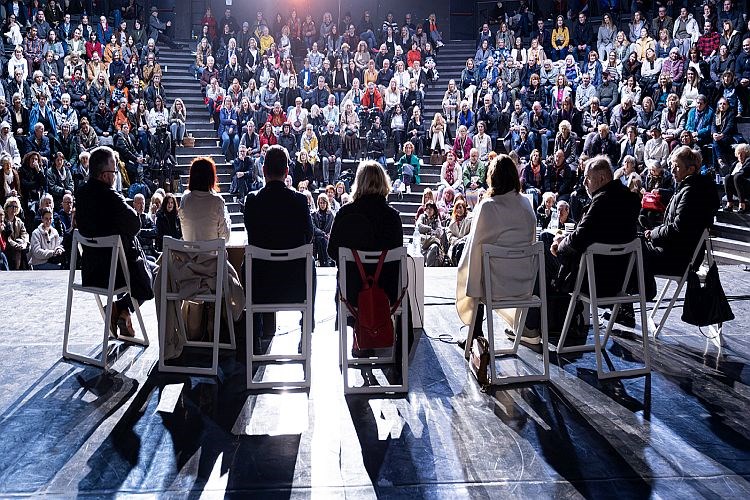 Program 19. Pričigina donosi priče parova, stranaca i furešti, slijepih i slabovidnih, djece...