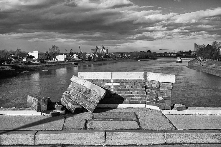 'Između dvaju čekanja' – izložba u Sisku